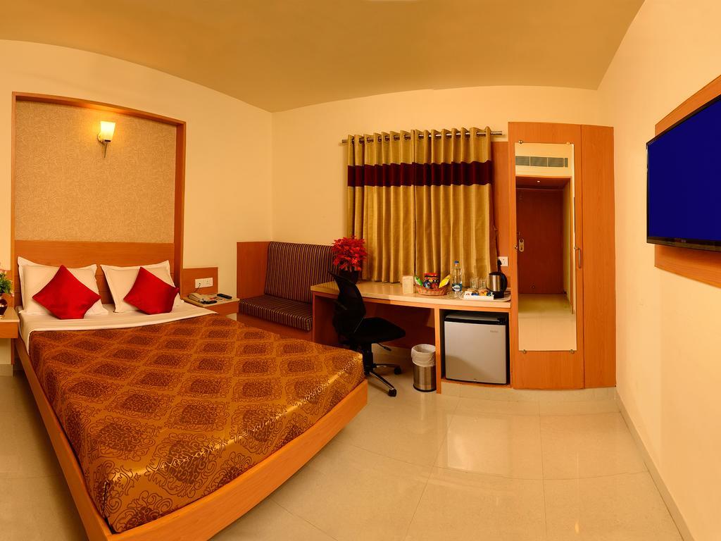 Hotel Le Grand Коимбатур Экстерьер фото