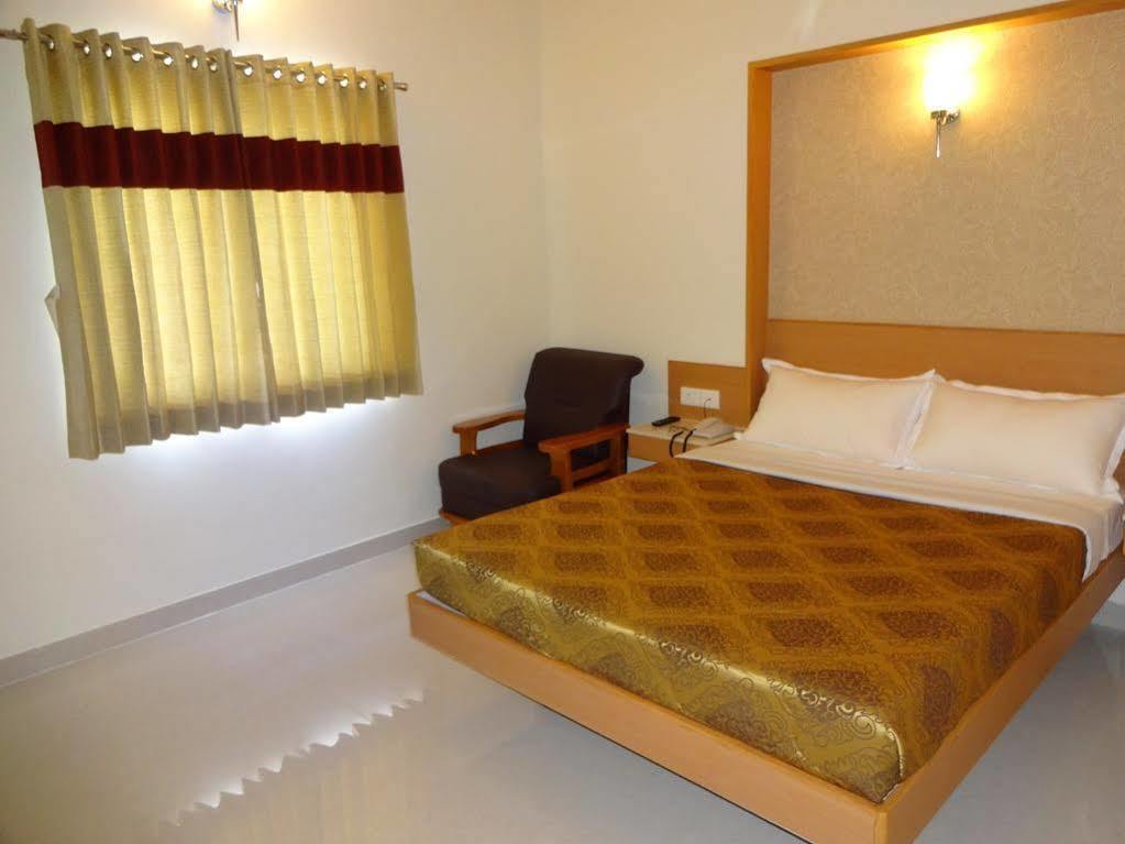 Hotel Le Grand Коимбатур Экстерьер фото